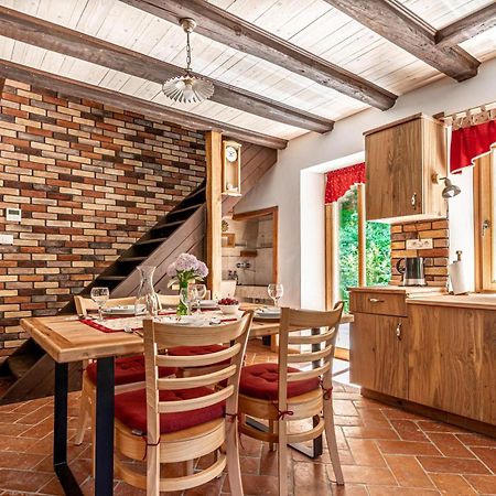 House By The Stream - Happy Rentals Avce Bagian luar foto
