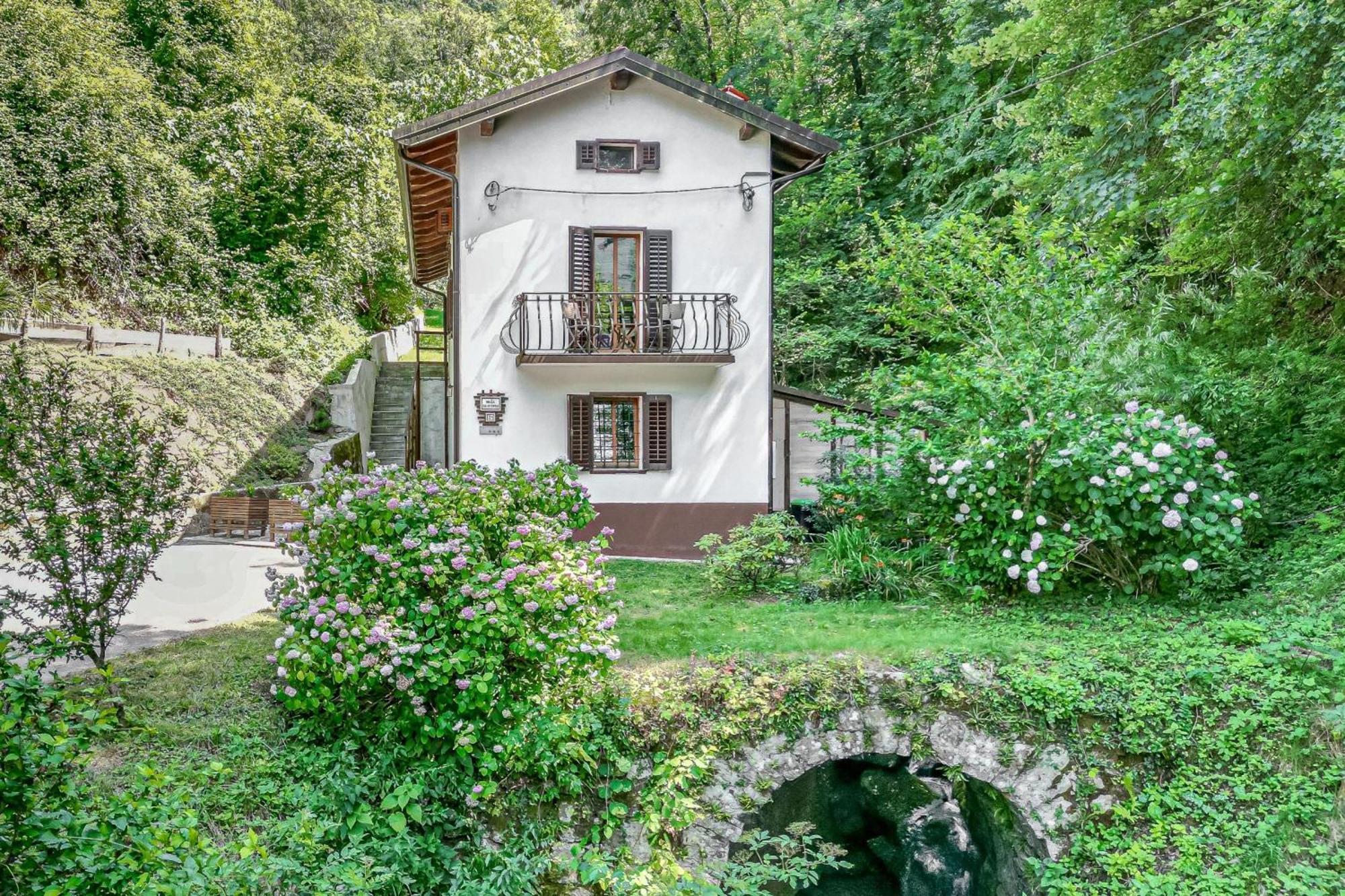 House By The Stream - Happy Rentals Avce Bagian luar foto