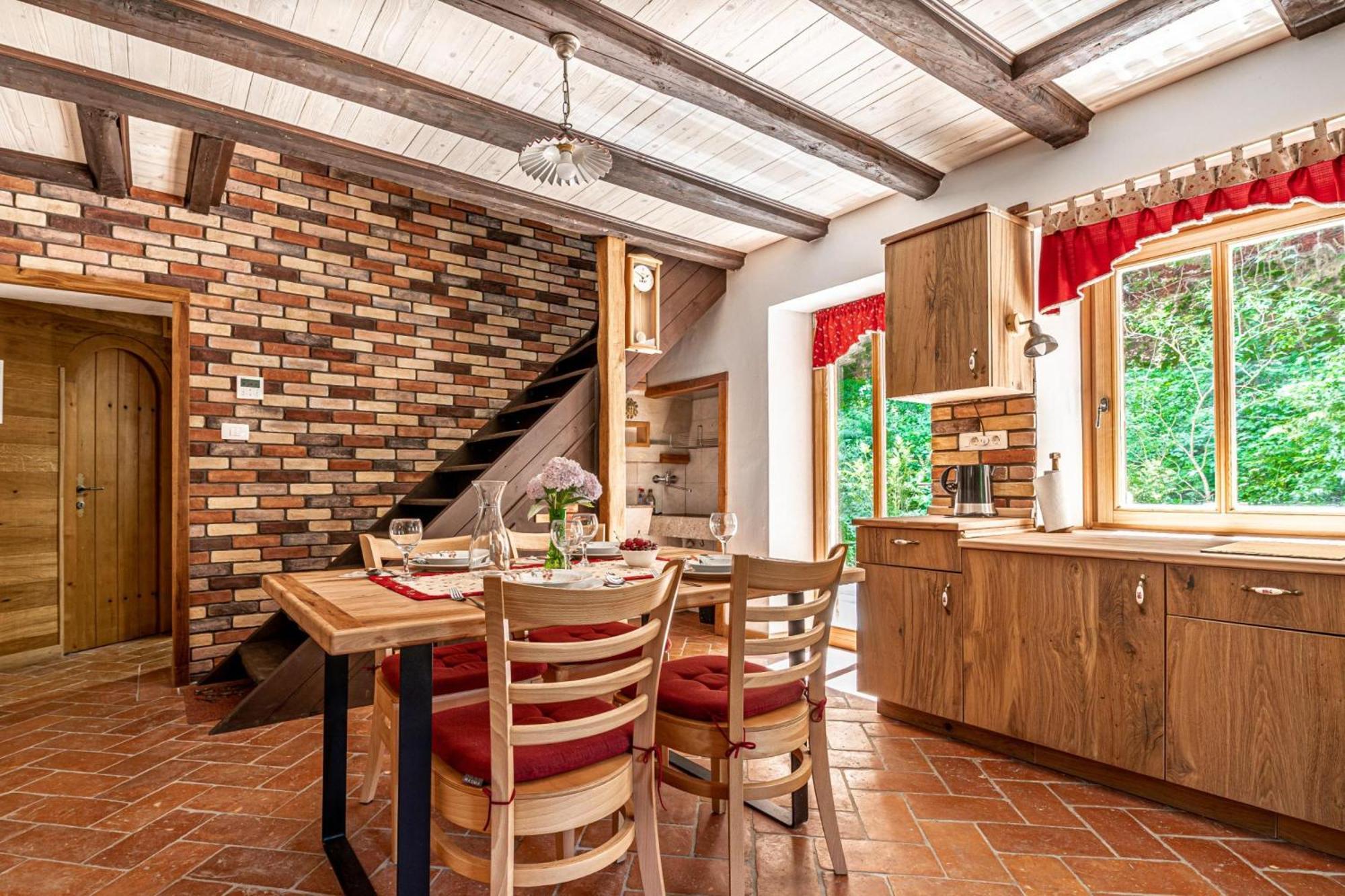 House By The Stream - Happy Rentals Avce Bagian luar foto