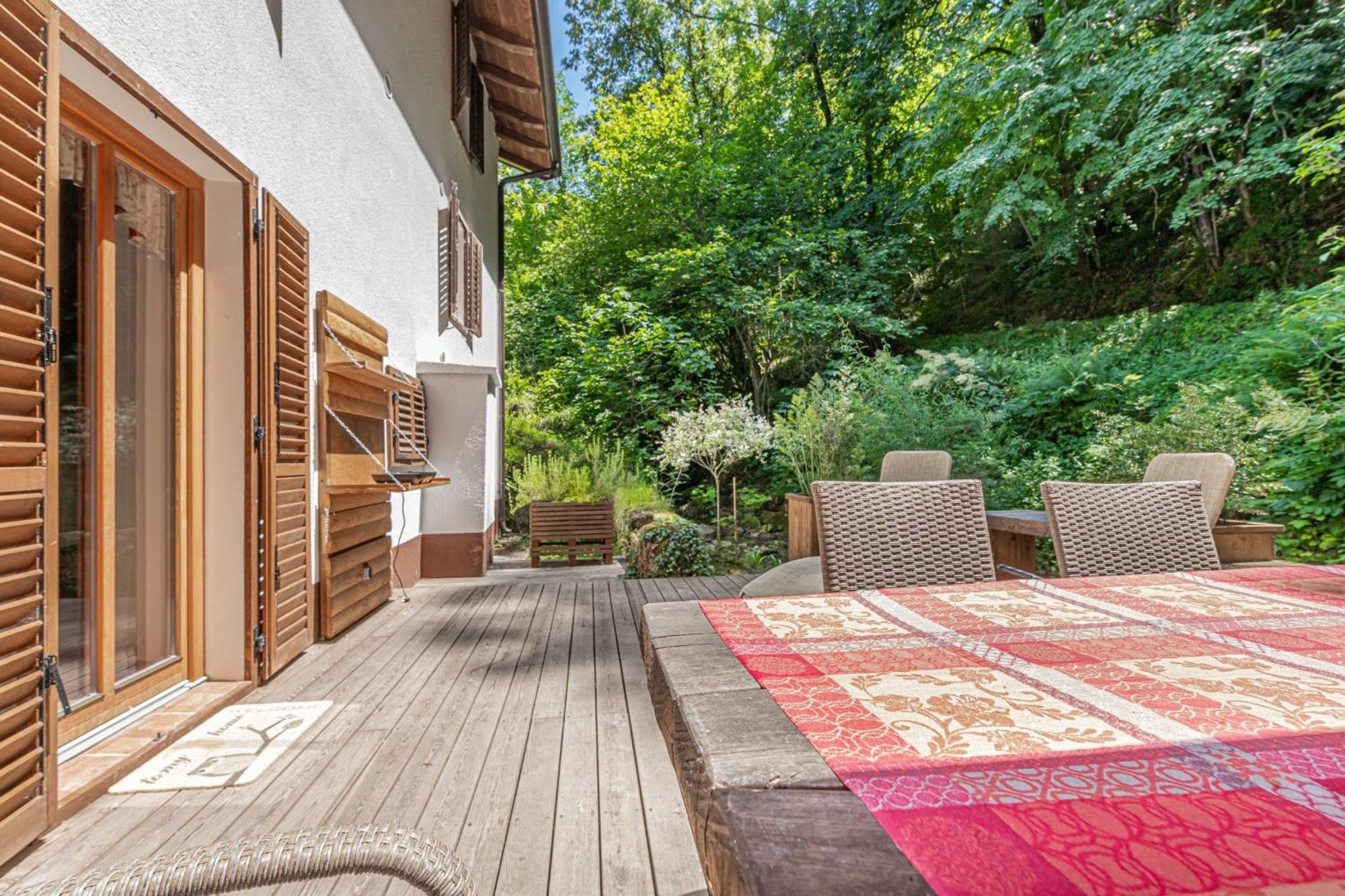 House By The Stream - Happy Rentals Avce Bagian luar foto