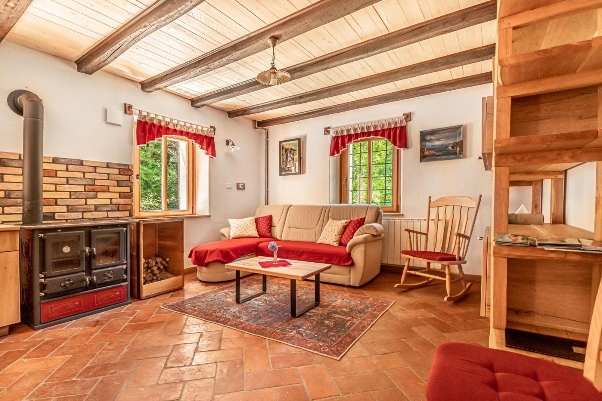 House By The Stream - Happy Rentals Avce Bagian luar foto
