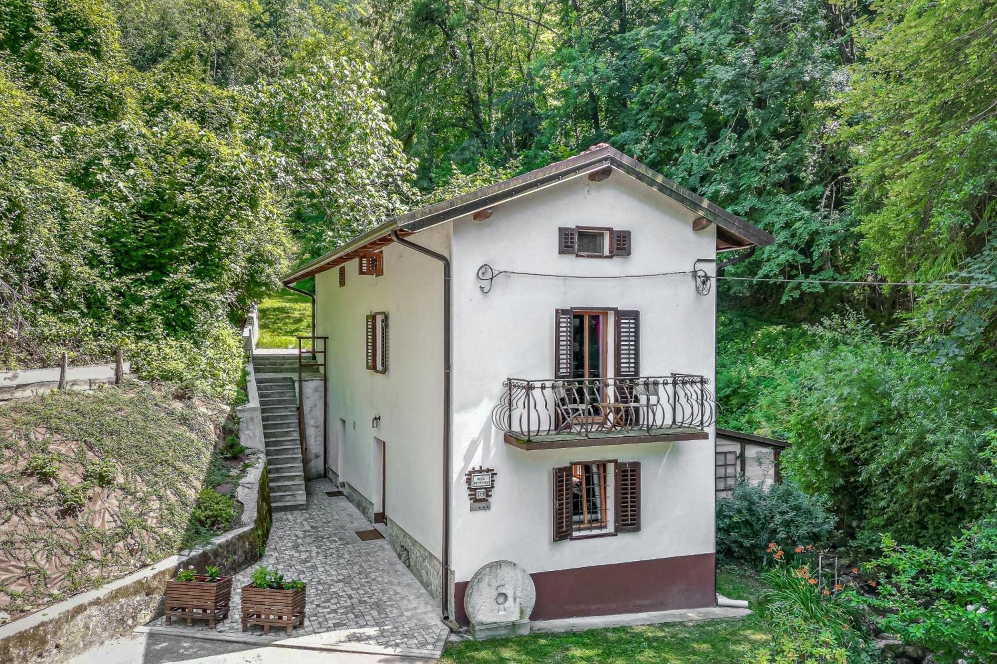 House By The Stream - Happy Rentals Avce Bagian luar foto